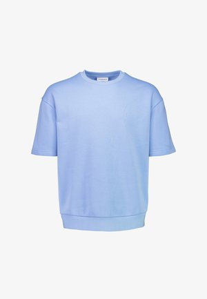 Jasnoniebieska bluza z krótkim rękawem, okrągłym dekoltem i ściągaczem u dołu, prezentowana na białym tle.