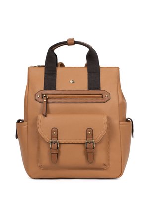 Brązowy plecak ze skóry z ciemnobrązowymi materiałowymi uchwytami, przednią kieszenią na zamek oraz kieszenią na klapę z klamrą na białym tle.