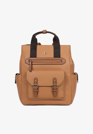 Tanleren rugzak met donkerbruine stoffen handvatten, voorvak met ritssluiting en een klepzak met gesp op een witte achtergrond.