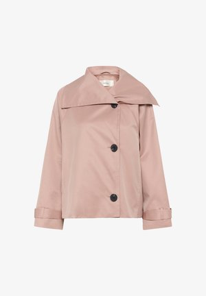 Világos rózsaszín női dzseki széles gallérral, három fekete gombbal az elülső részen, és állítható mandzsettagyorszalagokkal a hosszú ujjú részen.