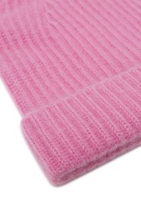 Bonnet tricoté rose avec texture côtelée, fabriqué en fil doux. Dispose d'un revers plié et d'une finition lisse. Adapté aux temps froids.