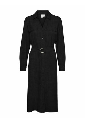Robe noire à manches longues en tissu texturé, avec un col, un devant boutonné, deux poches poitrine et une ceinture à la taille avec une boucle circulaire.