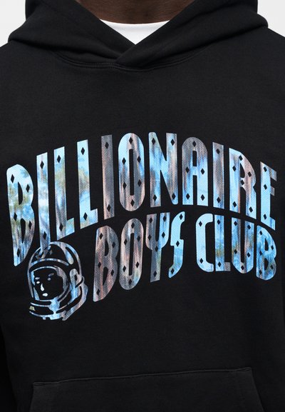 Μαύρο φούτερ με κουκούλα που φέρει πολύχρωμο κείμενο με την επιγραφή "BILLIONAIRE BOYS CLUB" και γραφικό αστροναύτη, με σχέδια μέσα στα γράμματα.
