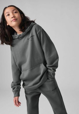 Grå hoodie och matchande byxor i avslappnad passform. Har en framficka, dragsko i huvan och logotryck på bröstet och benet.