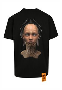Sort t-shirt med et grafisk design af et stiliseret ansigt med cirkulære accenter og træelementer. Etiketten på siden angiver stofvægten.