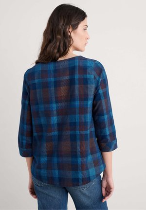 Blau- und braunkariertes Button-Down-Hemd mit Dreiviertelärmeln, leicht gewelltem Saum, aus leichtem Stoff, sichtbare Struktur und Karos.