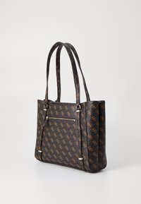 Borsa a tracolla in pelle marrone scuro con motivo logo dorato, doppie maniglie, tasca anteriore con zip e lati piatti, con dettagli in metallo dorato.