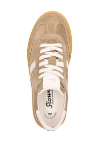 Baskets en suede beige avec lacets blancs et bande latérale, présentant un bout rond et une semelle extérieure en caoutchouc. Logo de la marque visible à l'intérieur.