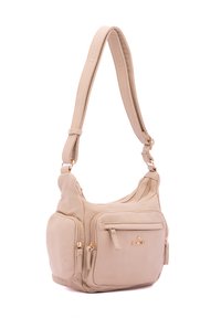 Borsa a spalla in pelle beige con tracolla regolabile, due tasche frontali con zip, texture liscia, dettagli in metallo dorato e logo sottile.