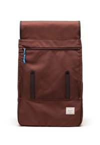 Bruine roll-top rugzak met een ritsvak met blauwe rits, twee frontbanden en een logopatch onderaan. Duurzame stofstructuur.