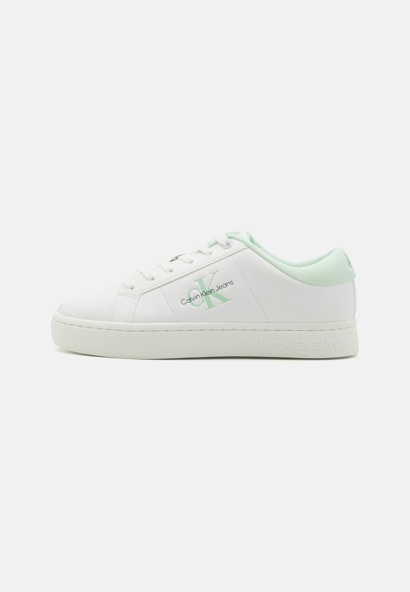 Hvite sneakers med mintgrønne detaljer, glatt syntetisk materiale, snøring, merkevarelogo og teksturert gummisåle.