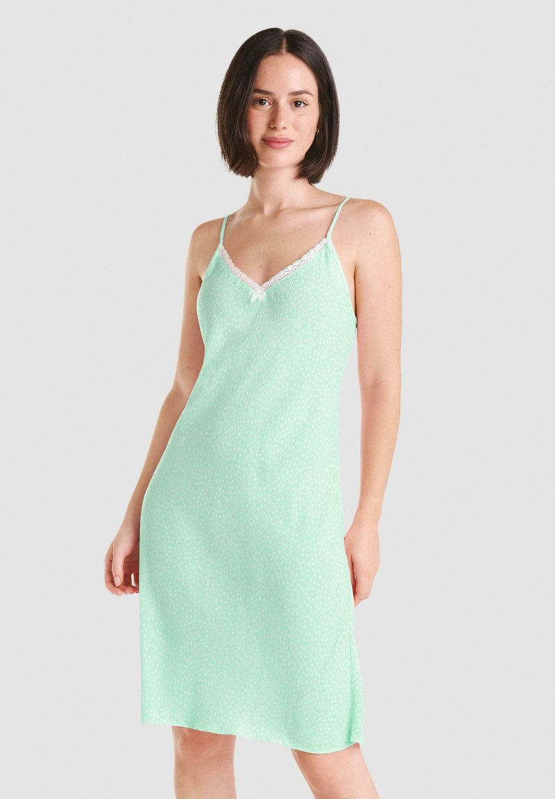 Vestido de tirantes color verde menta con delicado borde de encaje blanco, tirantes ajustables y una tela suave y texturada que presenta un patrón sutil.