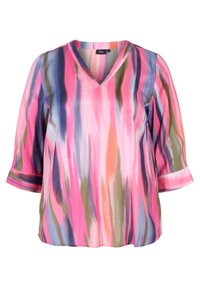 Blouse à col en V avec manches trois-quarts présentant un motif abstrait coloré en rose, bleu, vert et violet sur un tissu léger.