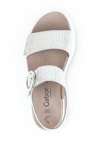 Witte, gevlochten slidersandalen met twee banden, waarvan er één een ronde gesp heeft. Zachte, gevoerde voetbed met Gabor-logo. Platte zool.