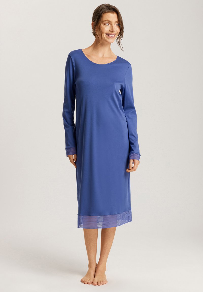 Nightdress lungo blu a maniche lunghe realizzato in morbido tessuto, con scollatura rotonda e dettagli trasparenti sull'orlo. Design minimalista con copertura completa.