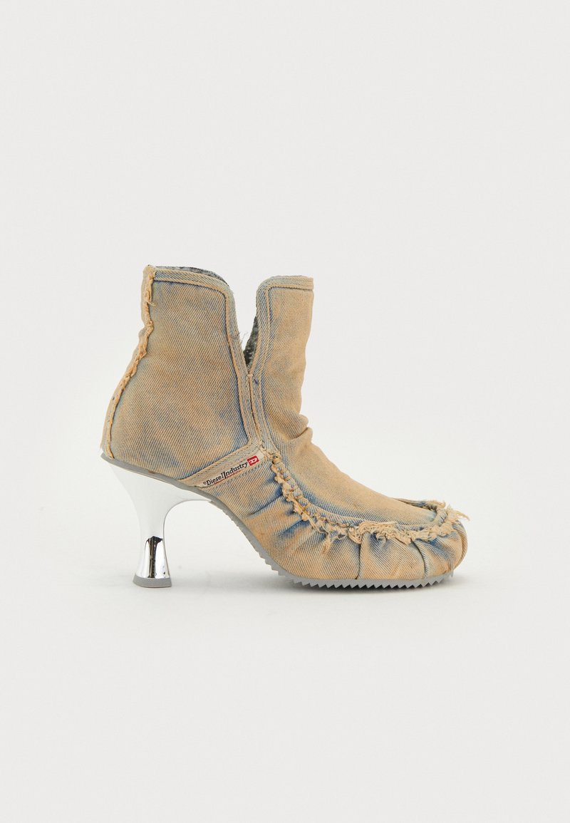 Blaue Jeans-Ankle Boots mit fransigem oberen Rand, silbernem hohen Absatz und dekorativen Nähten. Mit rotem Logo an der Seite. Strukturierter Stoff.