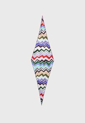 Écharpe en forme de losange avec un motif à rayures zigzag multicolores sur fond gris clair.