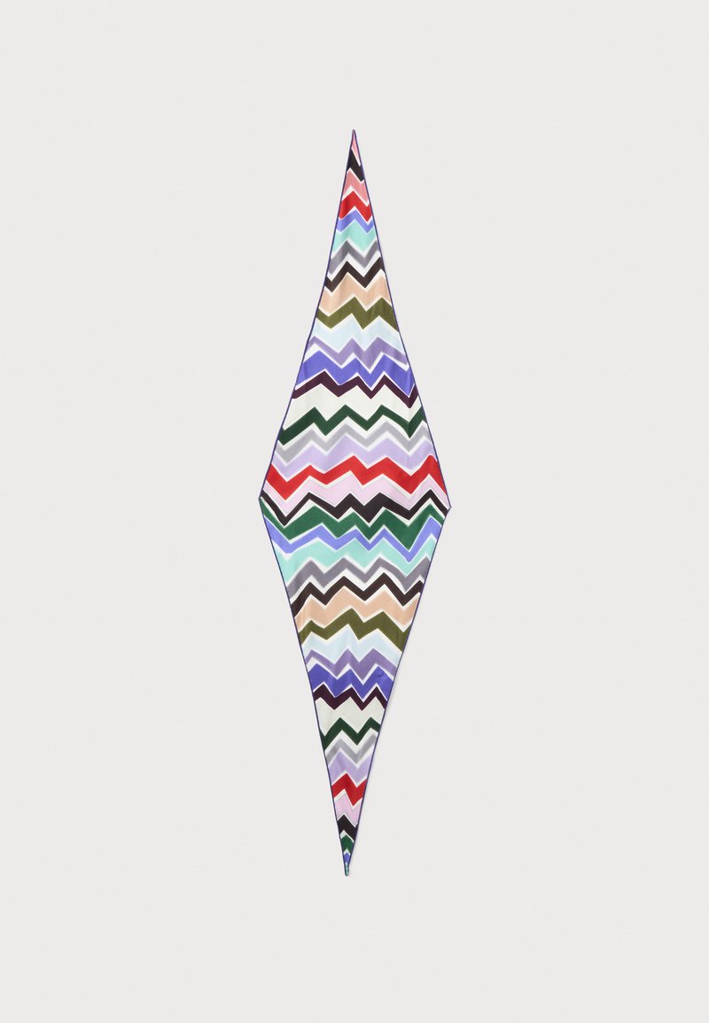 Écharpe en forme de losange avec un motif à rayures zigzag multicolores sur fond gris clair.
