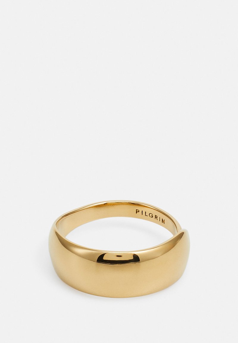 Guldfarvet metalring med en glat, afrundet skæft og poleret finish. Indersiden har indgraveret teksten "PILGRIM." Enkel, moderne design.