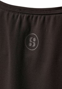 Čierny textilný top s hladkou textúrou; v strede sa nachádza okrúhla šedá logo. Elastický výstrih so zberanými detailmi.