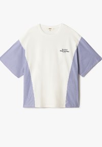 Camiseta blanca con mangas cortas a rayas en azul y blanco, que presenta una impresión de texto en el frente: "LA CIUDAD DE SUEÑOS Y MAGIA."