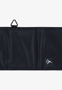 Svart nylonhodebånd med strukturert overflate, som har en hvit Jumpman-logo på en svart firkantet lapp og en trekantet løkke på toppen.