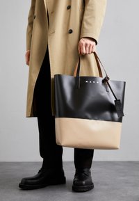 TRIBECA UNISEX - Maisiņveida soma - black/cork