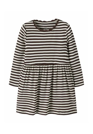 Robe à manches longues avec des rayures horizontales marron et blanches et une taille froncée, conçue pour un enfant.