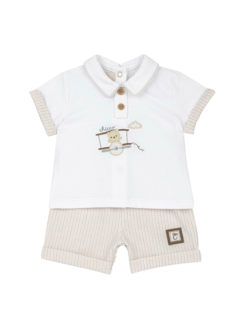 Ensemble bébé blanc avec col et boutons, un ours pilotant un avion brodé sur la chemise, associé à un short beige rayé avec détail de revers.