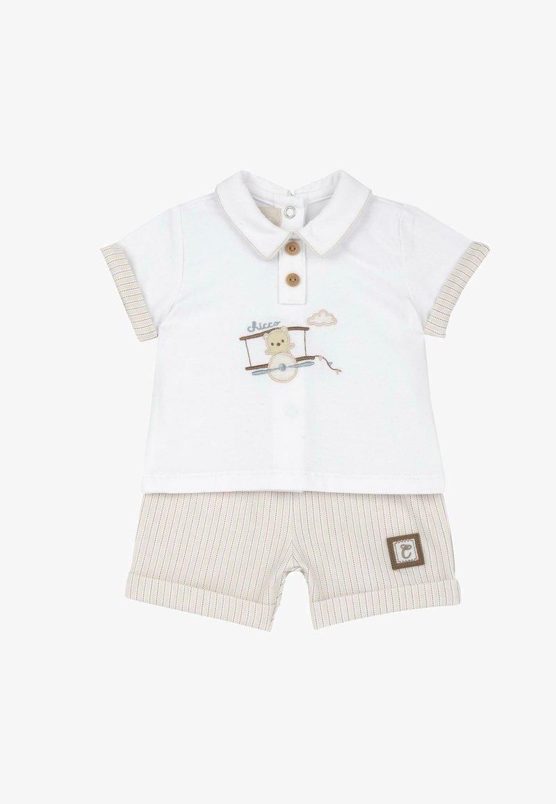 Ensemble bébé blanc avec col et boutons, un ours pilotant un avion brodé sur la chemise, associé à un short beige rayé avec détail de revers.