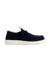 Scarpa in camoscio blu navy con punta rotonda, suola in gomma bianca maculata e chiusura con lacci. Texture liscia con dettagli di branding minimi.