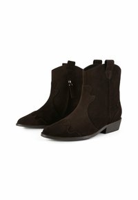 Stivaletti in suede marrone alla caviglia con punte appuntite, design decorativi a intaglio, tacco a blocco corto e doppi ganci per una facile vestibilità.