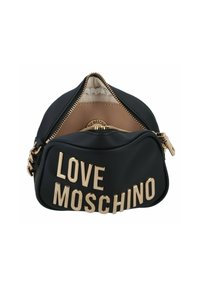 Borsa a tracolla nera in ecopelle con lettering dorato "LOVE MOSCHINO", chiusura con zip e fodera in tessuto beige. Presenta una forma arrotondata e dettagli metallici.