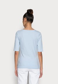 Tommy Hilfiger SLIM SCOOP - T-shirt básica - breezy blue