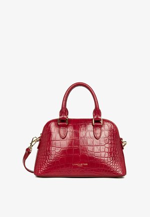 Borsa rossa lucida con texture in coccodrillo, doppi manici e tracolla rimovibile. Finiture in metallo dorato.