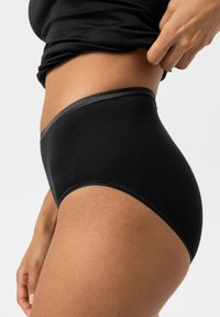 Zwarte katoenen hoge taille onderbroek met een gladde textuur, voorzien van een naadloze tailleband en een klassieke snit, van op de zijkant getoond.