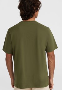 Olijfgroene t-shirt met korte mouwen, voorzien van een ronde hals en een effen, zachte textuur. Geen zichtbare logo's of patronen op de achterkant.