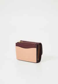Portefeuille en cuir avec une combinaison de couleurs marron et rose, présentant un design en vagues et une fermeture éclair en métal doré, de forme compacte avec plusieurs compartiments.