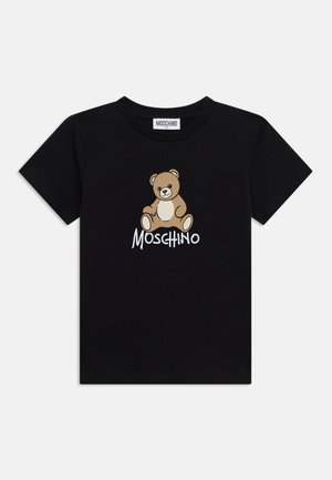 Schwarzes T-Shirt mit kurzen Ärmeln mit einer Cartoon-Teddybär-Grafik und dem Wort "Moschino", das unter dem Bären auf der Vorderseite gedruckt ist.