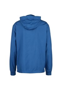 Jachetă ușoară albastră, cu glugă, având manșete elastice și o tivă dreaptă. Material neted, fără textură, cu un design simplu.