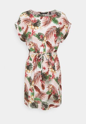 Kort tropisk blomsterkjole med grønne, brune og lyserøde blade, med korte ærmer og bånd i taljen på hvid baggrund.