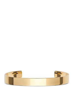 Glat, poleret guldcuffarmbånd med design med åbent slut, der reflekterer lys på en hvid baggrund.