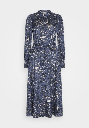 Robe midi à manches longues bleue avec motif abstrait blanc et noir, devant à boutons, col et ceinture en tissu à la taille.