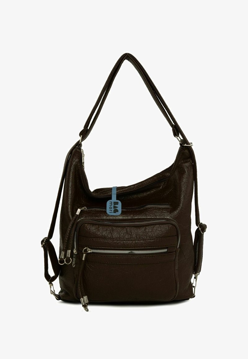 Sac à dos en cuir marron foncé texturé avec plusieurs compartiments zippés et bretelles ajustables.