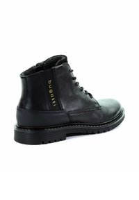 Czarne skórzane botki za kostkę o teksturowanym wykończeniu, zawiązywane, z logo. Posiadają trwałą gumową podeszwę z rowkami zapewniającymi przyczepność.