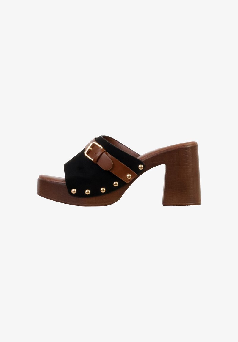 Sabot marron à talon haut avec dessus en daim noir, clous dorés et bride marron réglable avec boucle.