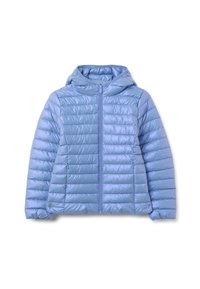 Chaqueta acolchada de color azul claro con capucha, que presenta un cierre de cremallera en la parte delantera, un diseño acolchado, puños elásticos y una textura suave y brillante.