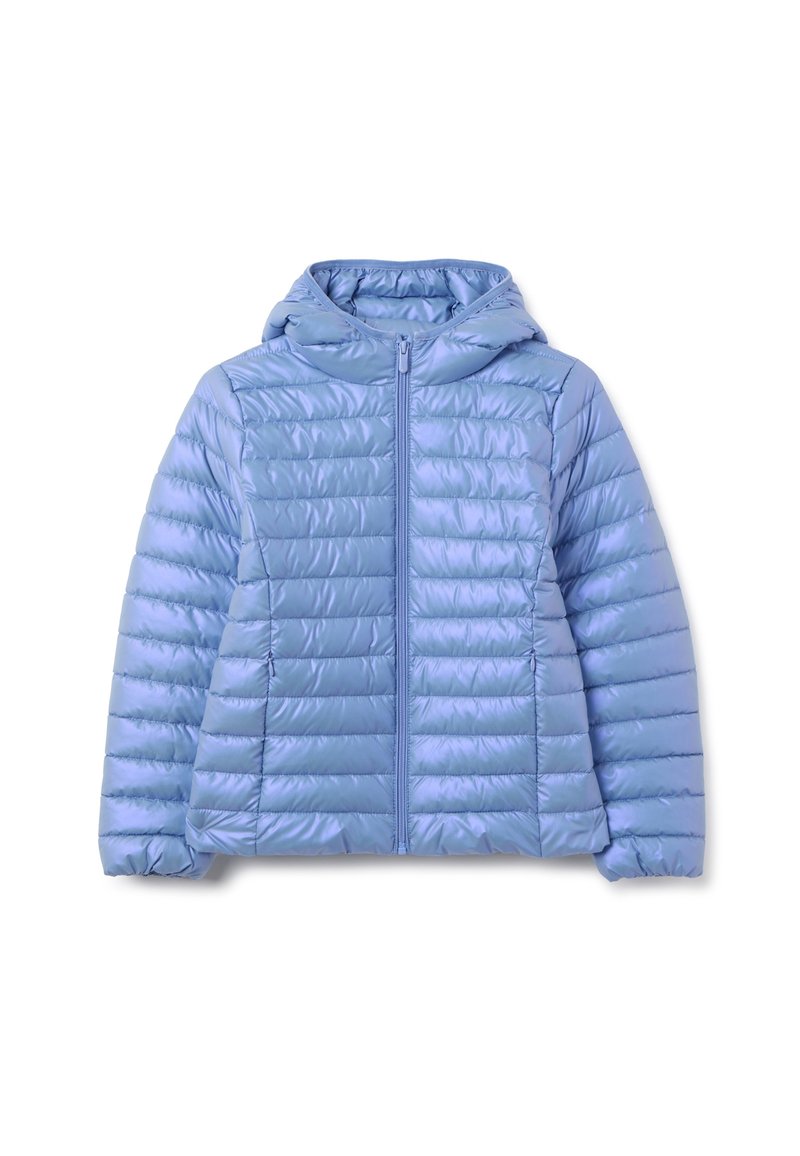 Chaqueta acolchada de color azul claro con capucha, que presenta un cierre de cremallera en la parte delantera, un diseño acolchado, puños elásticos y una textura suave y brillante.