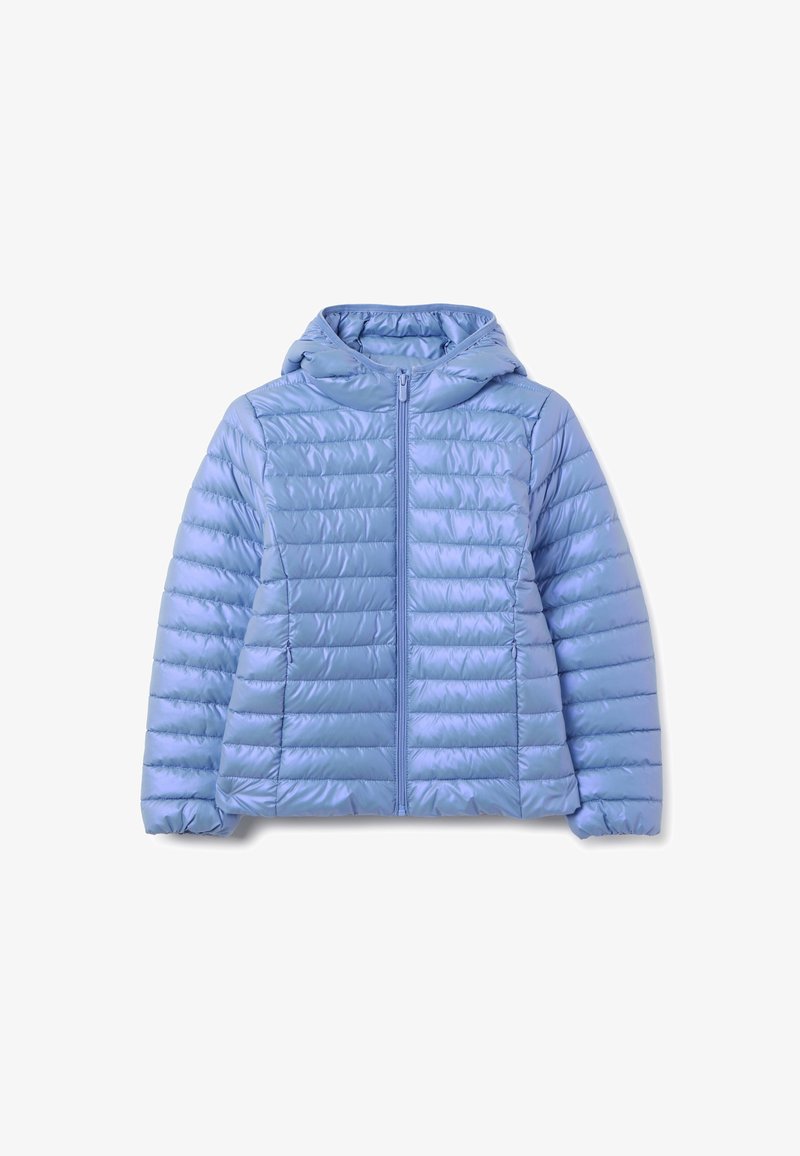Chaqueta acolchada de color azul claro con capucha, que presenta un cierre de cremallera en la parte delantera, un diseño acolchado, puños elásticos y una textura suave y brillante.