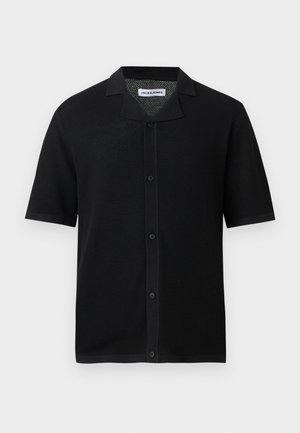 Camisa de punto negra de manga corta con botones, cuello, tela texturizada y etiqueta de la marca en el interior del escote.